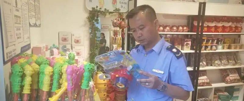 开学季市场守护 阆中市监严把玩具安全关